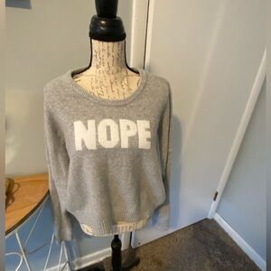 WOMANS NO BOUNDARIES CREWNECK CROPPED SWEATER SIZE MED((8-10)